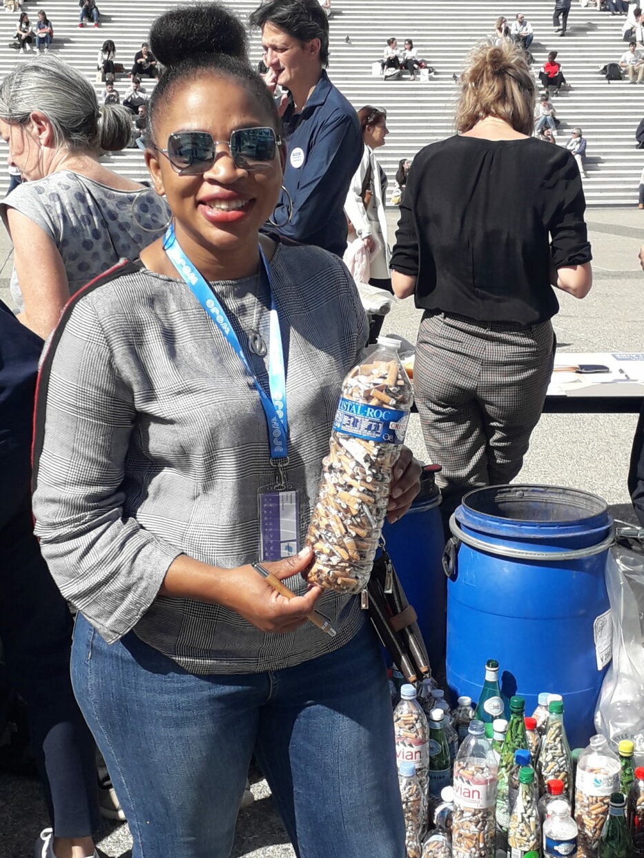 Photo Michelle Garry avec une bouteille pleine de mégots